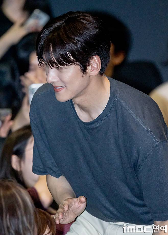 Actor Ji Chang-wook attended an official event and posed for photos, flashing a bright smile at the press. Ji Chang-wook captivated attention on set with his relaxed demeanor and various poses.