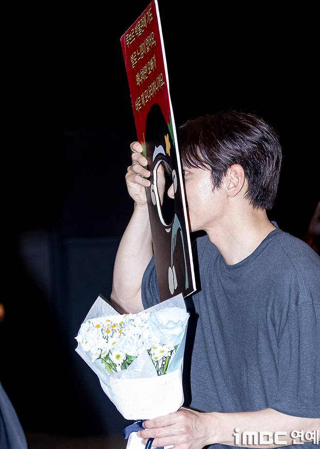 Actor Ji Chang-wook attended an official event and posed for photos, flashing a bright smile at the press. Ji Chang-wook captivated attention on set with his relaxed demeanor and various poses.