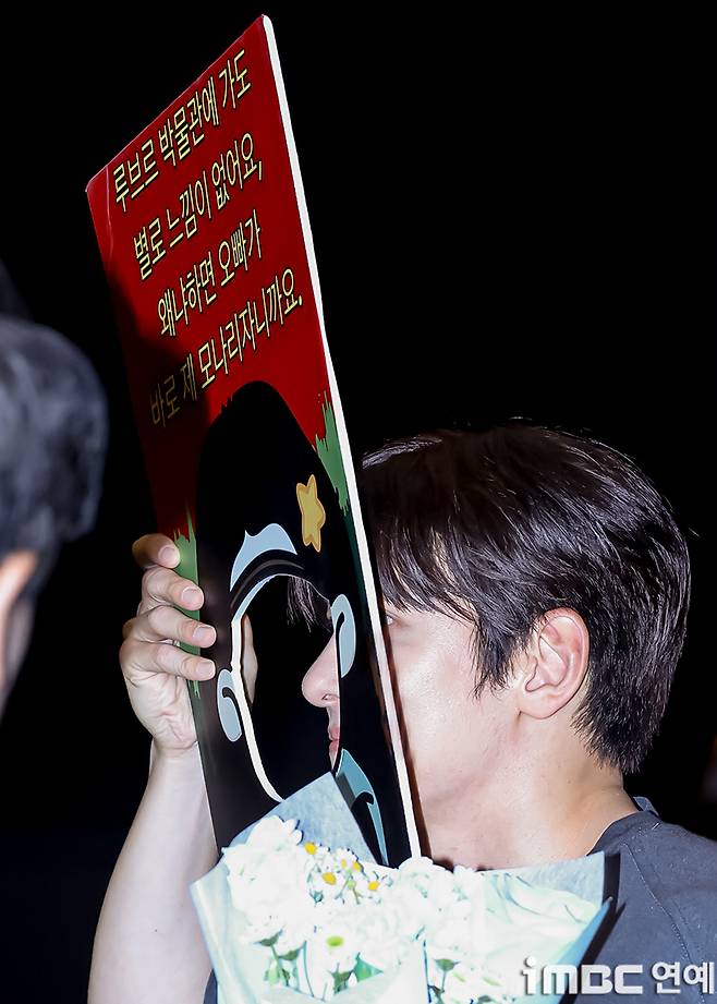 Actor Ji Chang-wook attended an official event and posed for photos, flashing a bright smile at the press. Ji Chang-wook captivated attention on set with his relaxed demeanor and various poses.