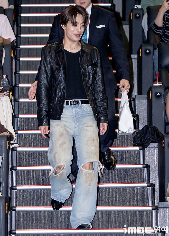 Actor Koo Kyo-hwan spent a meaningful time with the audience at the opening week stage greeting for the film Colony, held at Lotte Cinema World Tower in Jamsil, Seoul, on the 23rd. The event was attended by director Reminiscent of Protection, as well as actors Jun Ji-hyun, Koo Kyo-hwan, Ji Chang-wook, Shin Hyun-bin, and Kim Shin-rok, raising interest in the film.The film Colony tells the story of survivors isolated inside a building sealed off by an unidentified infection, fighting a desperate battle against infected individuals who are evolving unpredictably. It is currently enjoying great success in theaters nationwide.