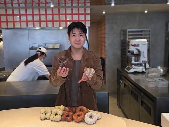 강창민 에잇그라운드(한국 아임도넛 운영사) 대표가 지난 21일 서울 마포구 아임도넛 홍대점에서 아이뉴스24와 인터뷰를 진행했다. [사진=전다윗 기자]