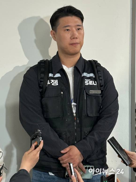 삼성전자 최대 노조인 초기업노동조합 삼성전자지부(이하 초기업노조) 최승호 위원장이 지난 13일 오전 2시 50분경 세종시 정부세종청사 중앙노동위원회에서 열린 2차 사후조정회의가 끝난 뒤 취재진과 만나 이야기하고 있다. 2026.05.13 [사진=권서아 기자]