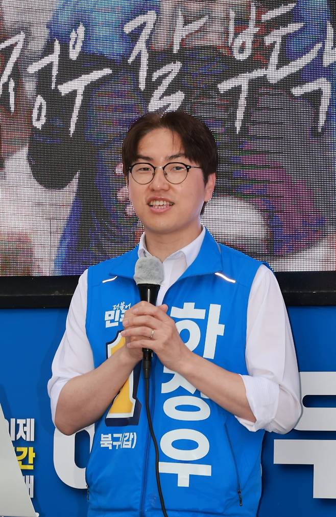 하정우 더불어민주당 부산 북갑 국회의원 보궐선거 후보가 6·3 지방선거 및 국회의원 재·보궐선거 공식 선거운동 첫날인 21일 오전 부산 북구 구포대교 사거리에서 열린 출정식에서 유세차에 올라 유권자들에게 지지를 호소하고 있다.  / 사진=연합뉴스