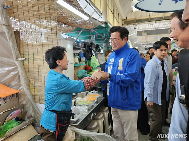 박찬대 더불어민주당 인천시장 후보가 23일 인천 부평구에 있는 부평시장에서 상인과 인사를 나누고 있다. 이은서 기자