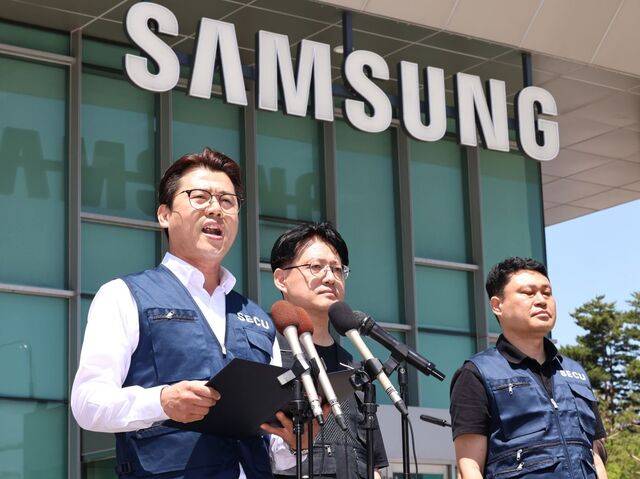 삼성전자 노사 임금협상 잠정합의안 찬반 투표가 시작되는 22일 오후 경기 수원시 삼성전자 정문 앞에서 디바이스경험(DX) 부문 직원들이 주축이 된 삼성전자 노동조합 동행(동행노조) 집행부가 잠정합의안 및 찬반투표 참여 범위에 대한 입장을 밝히고 있다. 뉴시스