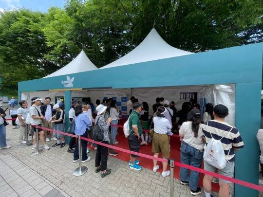 23일 코오롱 제68회 한국오픈골프선수권대회 갤러리 이벤트 중 하나인 '허밍스쿨' 참여를 위해 대기 중인 갤러리들. /조직위원회