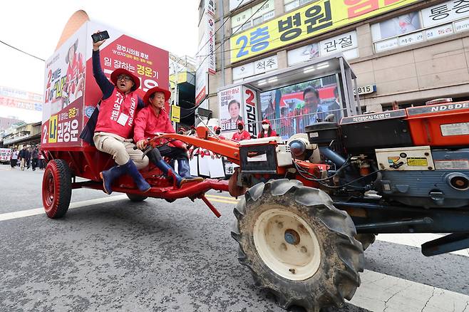 권경운 국민의힘 공주시의원 후보가 공식선거운동 첫날인 21일 경운기를 유세차량으로 개조해 지지 호소에 나선 모습이다. [사진출처=연합뉴스]