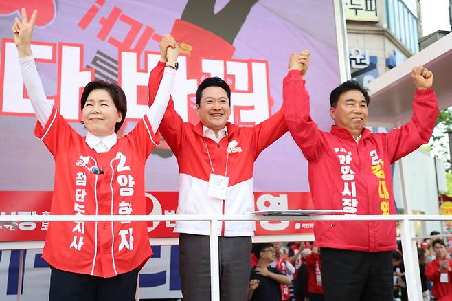 장동혁 국민의힘 상임선거대책위원장이 지난 22일 경기 안양시 범계사거리에서 양향자 경기도지사 후보와 지지를 호소하고 있다. [연합뉴스]
