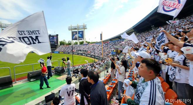 2026 신한 SOL KBO리그 두산 베어스 대 SSG 랜더스 경기가 10일 서울 잠실야구장에서 열렸다.  잠실 구장을 가득 메운 야구팬들이 뜨거운 응원을 하며 명승부를 관전하고 있다. /사진=김진경 kim.jinkyung@