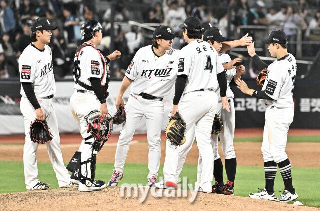 23일 오후 경기도 수원시 조원동 수원KT위즈파크에서 진행된 '2026 프로야구 KBO리그' KT위즈와 NC다이노스의 경기. KT 선수들이 10-5로 승리한 뒤 환호하고 있다./수원=송일섭 기자