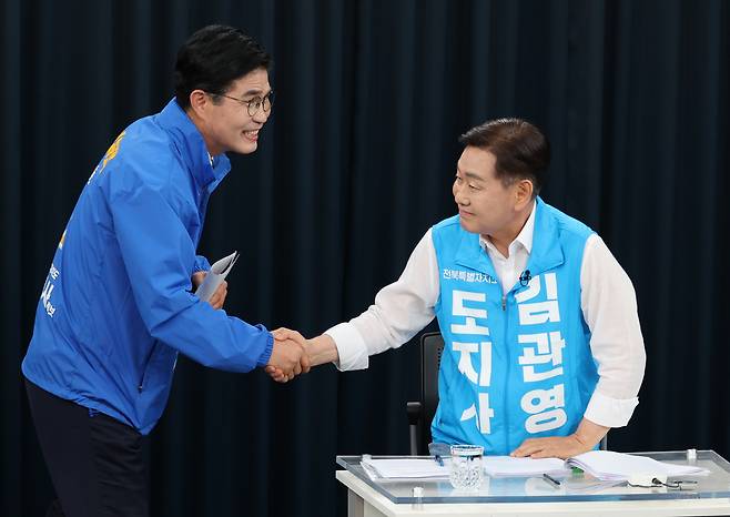 6·3 지방선거에 출마한 이원택(왼쪽) 더불어민주당 전북특별자치도지사 후보와 김관영 무소속 후보가 지난 19일 JTV 전주방송에서 열린 토론회에 앞서 인사하고 있다. [연합]
