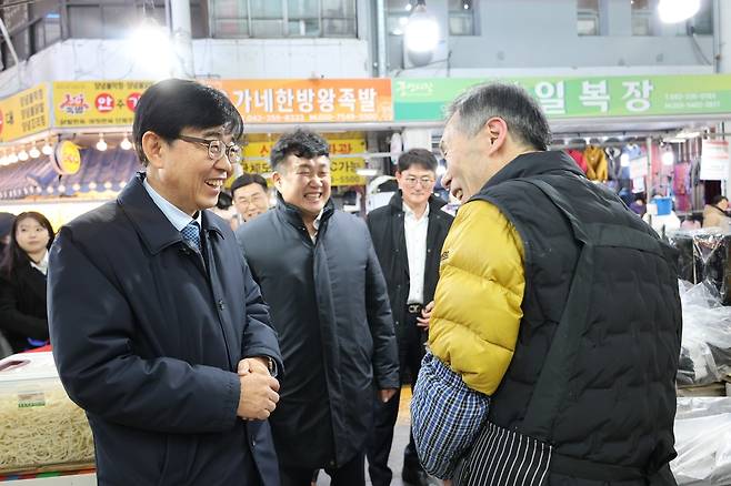 소상공인시장진흥공단 인태연 이사장은 지난 1월 30일, 대전광역시 동구에 위치한 중앙시장활성화구역에 방문해 설 민생안정대책 추진 상황을 점검하고 전통시장 상인들의 현장 목소리를 청취하는 것으로 첫 행보를 시작했다. 인 이사장은 이후 취임 100일 동안 40차례 현장을 찾았다. [소진공]