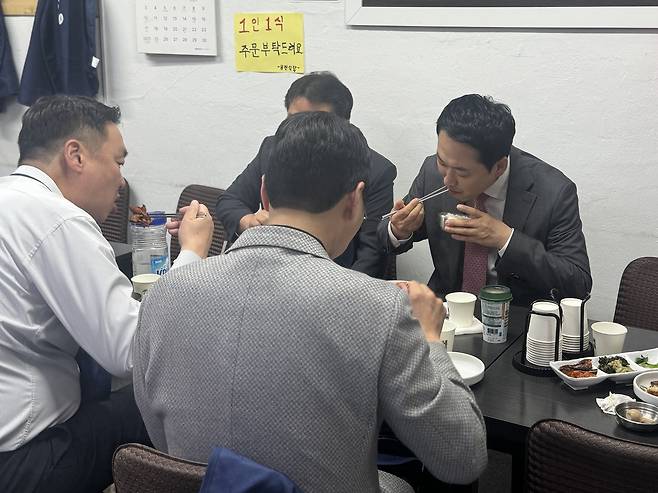 장동혁(맨 오른쪽) 국민의힘 대표가 서울 서대문구 홍제동에 있는 인왕시장의 한 식당에서 식사를 하고 있다.[장동혁 대표 SNS]