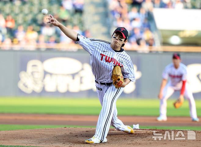 [서울=뉴시스] 이영환 기자 = 12일 오후 서울 송파구 잠실야구장에서 열린 2026 KBO리그 삼성 라이온즈와 LG 트윈스의 경기, 1회초 LG 선발 임찬규가 공을 던지고 있다. 2026.05.12. 20hwan@newsis.com
