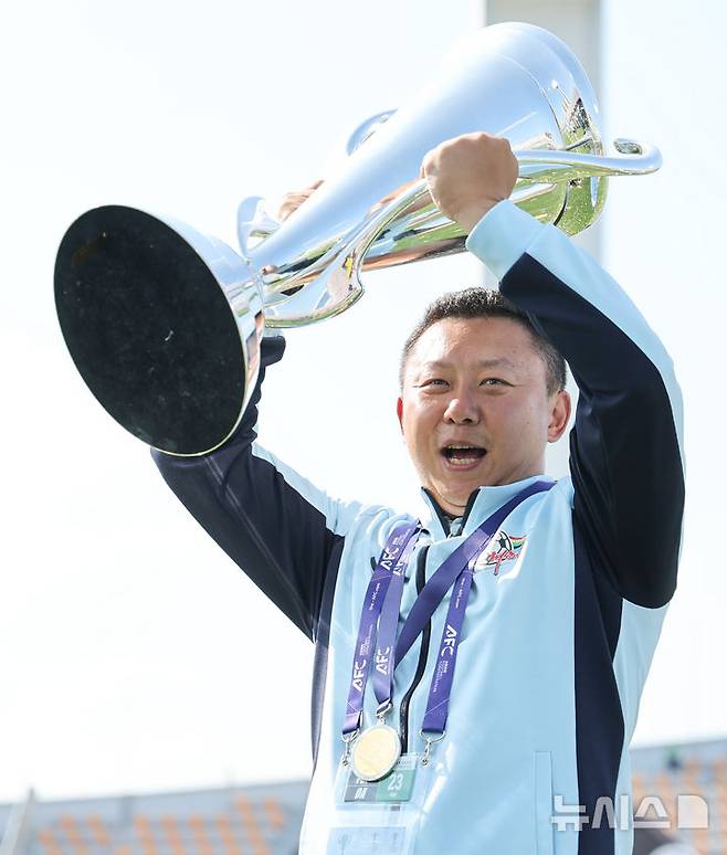 [수원=뉴시스] 황준선 기자 = 23일 오후 경기 수원종합운동장에서 열린 2025~2026시즌 아시아축구연맹(AFC) 여자 챔피언스리그(AWCL) 결승전 도쿄 베르디 벨레자와 내고향여자축구단의 경기, 우승을 차지한 내고향 리유일 감독이 우승 트로피를 들어보이고 있다. 2026.05.23. hwang@newsis.com