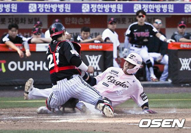 [OSEN=대전, 조은정 기자] 9일 오후 2시 대전 한화생명볼파크에서 2026 신한 SOL KBO리그 한화 이글스와 LG 트윈스의 경기가 열렸다. 이날 한화는 왕옌청을 LG는 치리노스를 선발로 내세웠다. 7회말 2사 1,3루에서 한화 허인서가 LG 포수 박동원에게 홈에서 태그아웃 당하고 있다.  2026.05.09 /cej@osen.co.kr