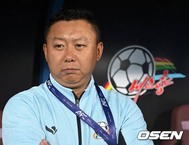 [OSEN=수원, 이대선 기자] 수원FC 위민은 20일 수원종합운동장에서 열린 2025-2026시즌 아시아축구연맹(AFC) 여자 챔피언스리그(AWCL) 4강전에서 북한 평양 내고향여자축구단과 경기에서 1-2로 패배했다.경기에 앞서 내고향여자축구단 리유일 감독이 그라운드를 바라보고 있다. 2026.05.20 /sunday@osen.co.kr