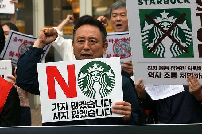 오월을 사랑하는 모임 등 광주시민단체들이 지난 21일 오후 광주 서구 광천동 이마트 광주점 앞에서 스타벅스의 ‘5·18 탱크데이’ 마케팅을 규탄하는 기자회견을 갖고 구호를 외치고 있다. 광주=뉴스1