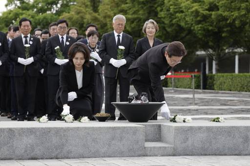 이재명 대통령과 김혜경 여사가 23일 경남 김해시 봉하마을 노무현 전 대통령 묘역에 헌화하고 있다. 김해=뉴시스
