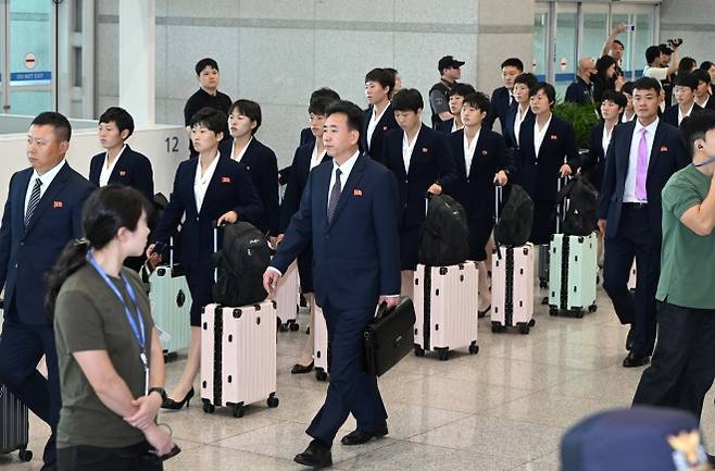 2025-2026 아시아축구연맹(AFC) 여자 챔피언스리그(AWCL) 4강전에서 수원FC 위민을 상대하는 내고향여자축구단이 17일 인천국제공항 제1여객터미널을 통해 입국하고 있다. 2026.5.17 [공동취재]