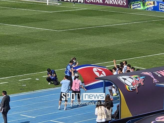 ▲ 23일 수원 장안구 수원종합운동장에서 열린 아시아축구연맹(AFC) 여자 챔피언스리그(AWCL) 결승 내고향여자축구단과 도쿄 베르디 벨레자의 경기. 내고향 우승 뒤 국기를 들고 환호하고 있다.