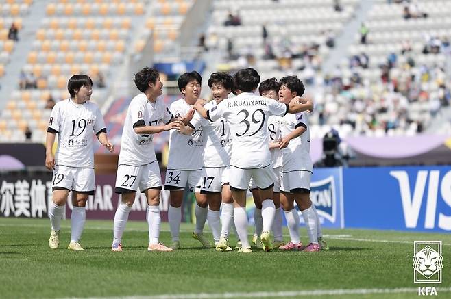 ▲ 23일 수원 장안구 수원종합운동장에서 열린 아시아축구연맹(AFC) 여자 챔피언스리그(AWCL) 결승 내고향여자축구단과 도쿄 베르디 벨레자의 경기. 내고향 선수들이 기뻐하고 있다. ⓒ연합뉴스