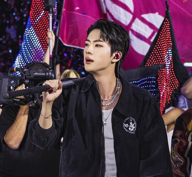 'ICONIC FLAG BEARER JIN' 방탄소년단 진, 美 스탠퍼드 투어 사진 공개..역시 '근본적인 아름다움'!