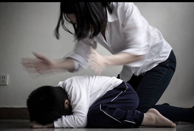 악기 심벌즈 치듯이 아이를 때리는 모습 이는 실제 사진이 아니라 A아동양육시설 출신 청년들이 제작한 것이다.
