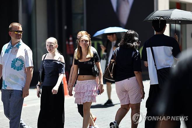 서울 명동거리를 거니는 외국인들 [연합뉴스 자료사진]