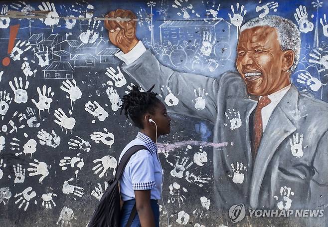 남아프리카공화국 요하네스버그의 한 마을에 그려진 넬슨 만델라 벽화 [EPA 연합뉴스 자료사진. 재판매 및 DB 금지]