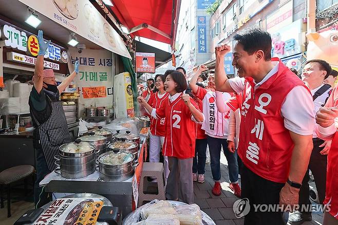 남성사계시장 찾은 오세훈 서울시장 후보 (서울=연합뉴스) 서대연 기자 = 국민의힘 오세훈 서울시장 후보가 22일 서울 동작구 남성사계시장에서 상인 및 시민들과 인사를 나누고 있다. 2026.5.22 dwise@yna.co.kr