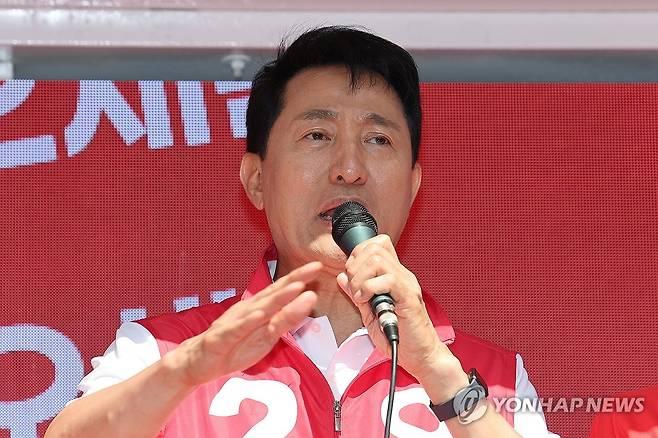 남성사계시장서 유세하는 오세훈 서울시장 후보 (서울=연합뉴스) 서대연 기자 = 국민의힘 오세훈 서울시장 후보가 22일 서울 동작구 남성사계시장에서 유세를 하고 있다. 2026.5.22 dwise@yna.co.kr