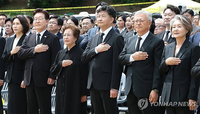 노무현 전 대통령 추도식, 국민의례하는 이재명 대통령과 참석자들 (김해=연합뉴스) 김도훈 기자 = 이재명 대통령 부부, 권양숙 여사, 문재인 전 대통령 부부가 23일 경남 김해 봉하마을에서 열린 고 노무현 전 대통령 서거 17주기 추도식에서 국민의례를 하고 있다.
    왼쪽부터 김혜경 여사, 이재명 대통령, 권양숙 여사, 장남 노건호 씨, 문재인 전 대통령, 김정숙 여사. 2026.5.23 [청와대통신사진기자단] superdoo82@yna.co.kr