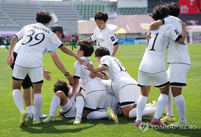 앞서가는 내고향 (수원=연합뉴스) 김성민 기자 = 23일 수원 장안구 수원종합운동장에서 열린 아시아축구연맹(AFC) 여자 챔피언스리그(AWCL) 결승 내고향여자축구단과 도쿄 베르디 벨레자의 경기. 내고향 김경영이 골을 넣고 동료들과 기뻐하고 있다. 2026.5.23 ksm7976@yna.co.kr