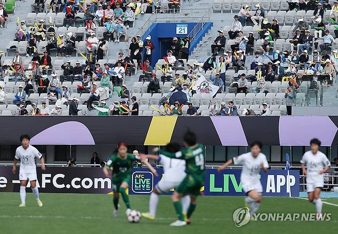 내고향 응원하는 관중들 (수원=연합뉴스) 김성민 기자 = 23일 수원 장안구 수원종합운동장에서 열린 아시아축구연맹(AFC) 여자 챔피언스리그(AWCL) 결승 내고향여자축구단과 도쿄 베르디 벨레자의 경기. 관중들이 내고향을 응원하고 있다. 2026.5.23 ksm7976@yna.co.kr