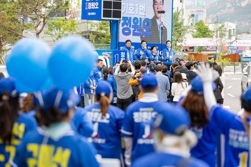 연설하는 정원오 후보 (서울=연합뉴스) 더불어민주당 정원오 서울시장 후보가 23일 은평구 연신내역에 설치된 유세트럭에  올라 연설을 하고 있다. 2026.5.23 [정원오 후보 캠프 제공]