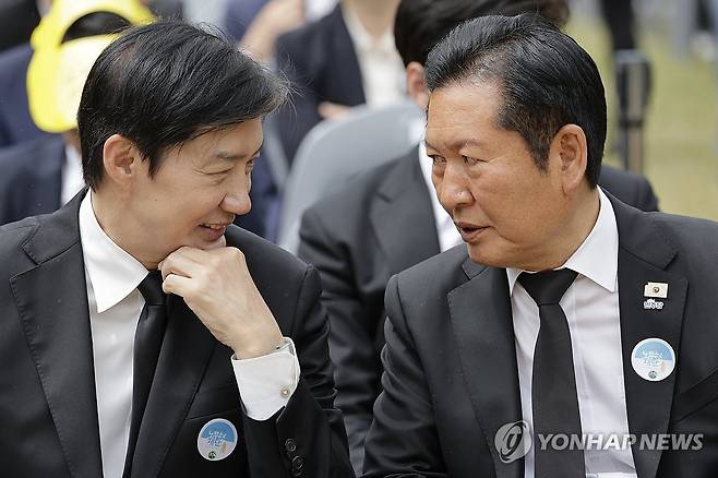 정청래 대표와 조국 대표 (김해=연합뉴스) 김도훈 기자 = 더불어민주당 정청래 대표(오른쪽)와 조국혁신당 조국 대표가 23일 경남 김해 봉하마을에서 열린 고 노무현 전 대통령 서거 17주기 추도식에서 대화하고 있다. 2026.5.23 [청와대통신사진기자단] superdoo82@yna.co.kr