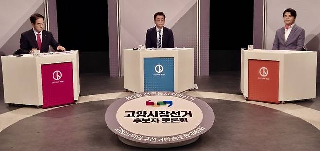 제9회 전국동시지방선거 고양시장선거 후보자 토론회가 진행 중인 가운데, (왼쪽부터)이동환 국민의힘 후보, 민경선 더불어민주당 후보, 신현철 개혁신당 후보의 모습. 사진=민경선 후보 캠프