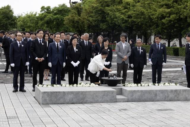 23일 열린 고 노무현 대통령 추도식에서 헌화하는 김경수 후보. 민주당 제공