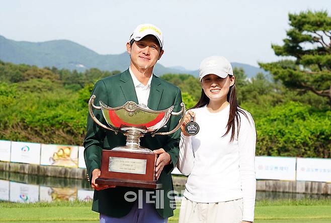 양지호가 아내 김유정 씨와 함께 우승트로피 그리고 메이저 대회 디오픈 출전을 상징하는 메달을 들고 기념촬영하고 있다. (사진=이데일리 골프in 김상민 기자)
