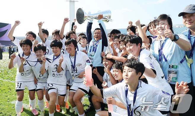 경기 수원시 수원종합운동장에서 열린 2025-2026 아시아축구연맹(AFC) 여자 챔피언스리그(AWCL) 결승 북한 내고향여자축구단과 도쿄 베르디의 경기에서 우승을 거둔 내고향 선수들과 리유일 감독이 트로피를 들고 환호하고 있다. 2026.5.23 ⓒ 뉴스1 박지혜 기자