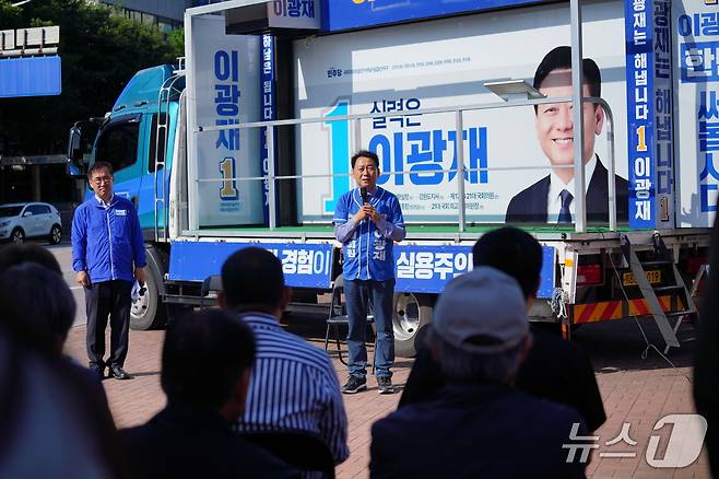 이광재 더불어민주당 경기 하남갑 국회의원 보궐선거 후보가 24일 맹성규 국회 국토교통위원장과 함께 덕풍·신장 주민들과 만나 즉문즉답 시간을 가지고 있다.(이광재 캠프 제공. 재판매 및 DB 금지)/뉴스1