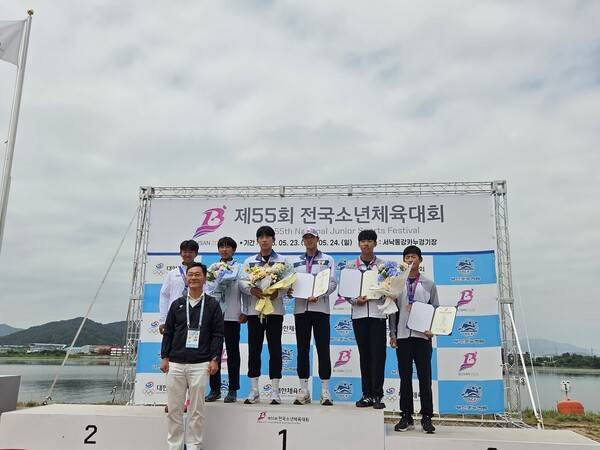 펜싱 종목에서도 대전의 강세는 이어졌다. 김시언(대전송촌초6)과 이동환(대전탄방중3)이 나란히 정상에 오르며 펜싱 강도로서 존재감을 드러냈다.(카누 시상사진_신형빈(왼쪽),정승호(오른쪽)). /사진=대전광역시체육회