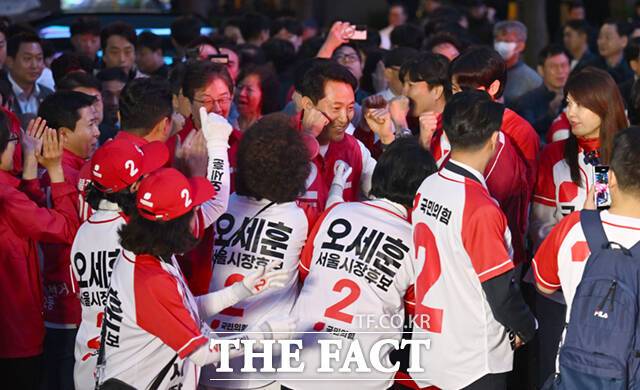 오세훈 국민의힘 서울시장 후보가 제9회 전국동시지방선거 공식 선거운동 첫날인 21일 오후 서울 중구 청계광장에서 열린 출정식에 참석하며 주멀을 쥐어보이고 있다. /이새롬 기자
