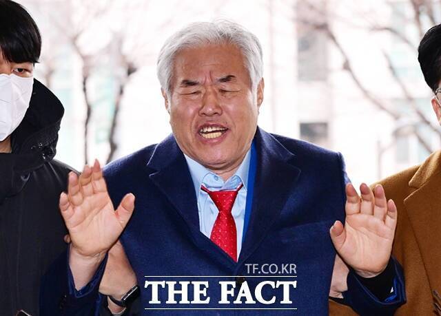 서울서부지법 폭동 사태 배후로 지목돼 구속됐던 전광훈 사랑제일교회 목사가 지난 1월 15일 서울 마포구 서울서부지법에서 열린 구속적부심사에 출석하고 있다. /이새롬 기자