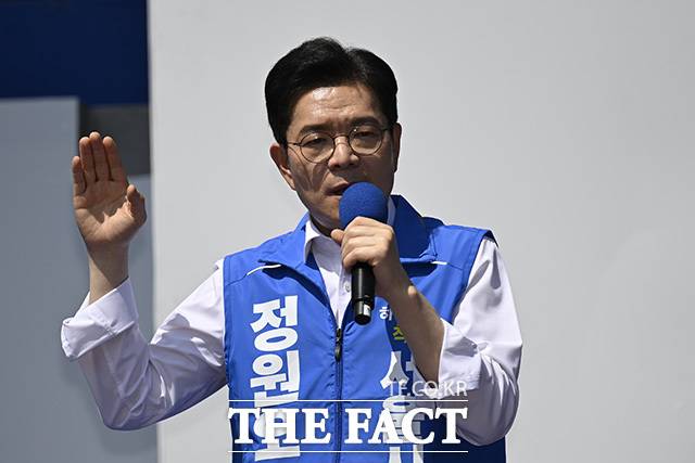 정원오 더불어민주당 서울시장 후보가 24일 오후 서울 광진구 서울어린이대공원 앞에서 열린 유세에 참석해 발언하고 있다./송호영 기자
