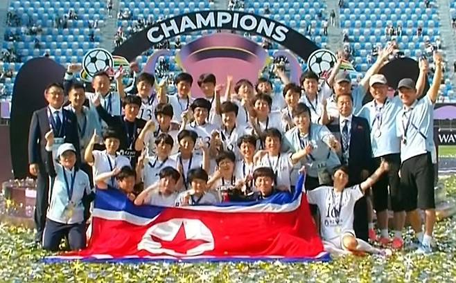 북한 노동당 기관지 노동신문이 24일 북한의 내고향여자축구단 우승 소식과 함께 게재한 사진. /노동신문, 뉴스1