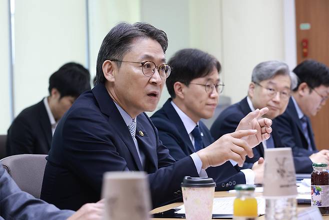 지난 22일 서울 여의도 금융보안원에서 열린 '고성능 AI 관련 금융권 보안위협 대응 간담회'에서 권대영(왼쪽) 금융위원회 부위원장이 발언하고 있다./금융위원회