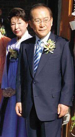 이회창 전 한나라당 총재와 부인 한인옥씨가 2003년 10월 25일 오후 서울 성북동성당에서 열린 차남 수연씨의 결혼식에서 하객들을 맞이하고 있다. /공동취재단