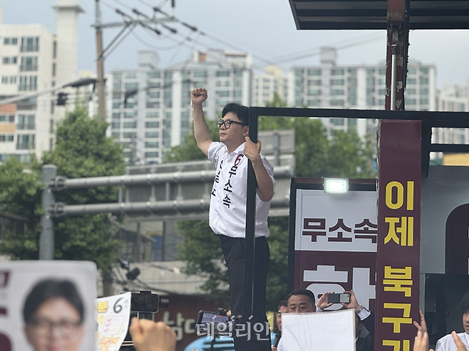 부산 북구갑 국회의원 보궐선거에 출마한 한동훈 무소속 후보가 23일 부산 북구 만덕시장 인근에서 유세를 하고 있다. ⓒ데일리안 오수진 기자